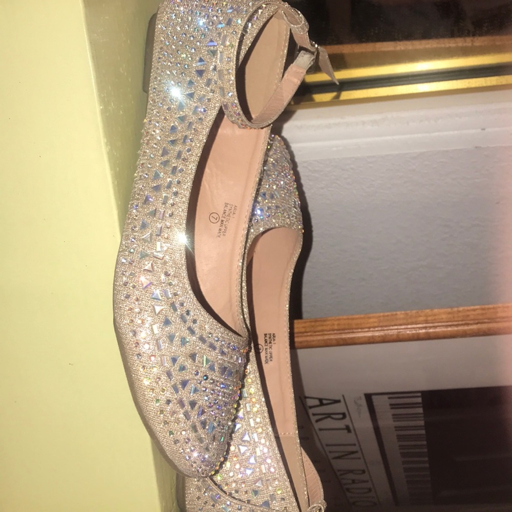 Chase and Chloe flats size 7